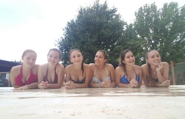 «Den heissen Sommer mit meinen Freundinnen am Pool geniessen»
