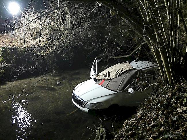 Über steile Böschung ins Bachbett gestürzt: Der 70-jährige Autolenker kam beim Unfall in Rothrist AG ums Leben.