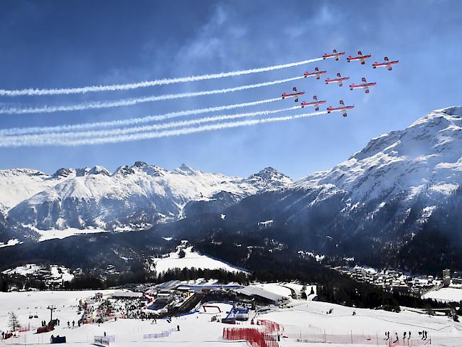Das PC-7-Team fliegt regelmässig über St. Moritz. Hier im vergangenen Jahr beim FIS Weltcup Final. (Archivbild)