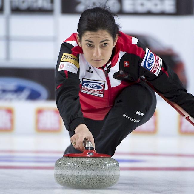 Skip Binia Feltscher demonstriert Curling auf hohem Niveau