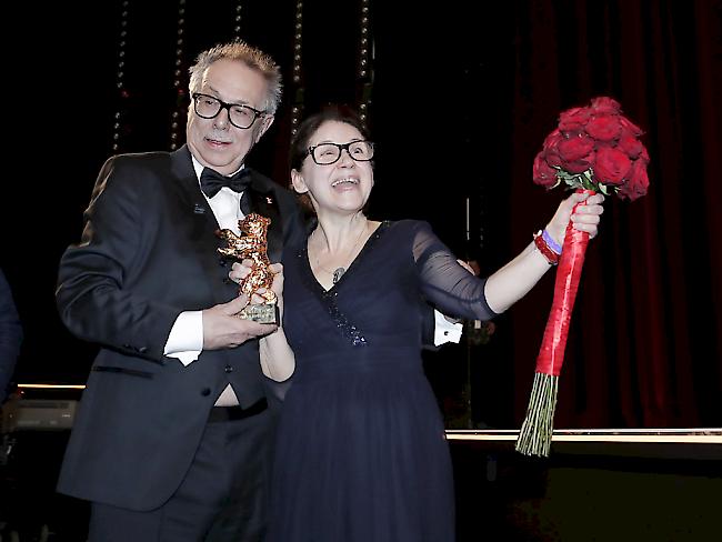 Berlinale-Direktor Dieter Kosslick posiert mit der Gewinnerin des Goldenen Bären, der ungarischen Regisseurin Ildikó Enyedy