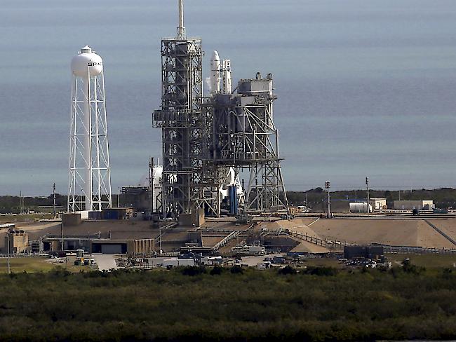 SpaceX wartet lieber einen Tag, als eine weitere Panne zu riskieren. Der Start des Versorgungsflugs zur Raumstation ISS wurde auf morgen Sonntag verschoben.