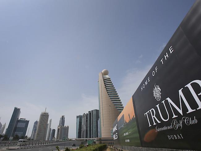 Riesige Reklametafel für den Trump International Golf Club beim Dubai Trade Center.
