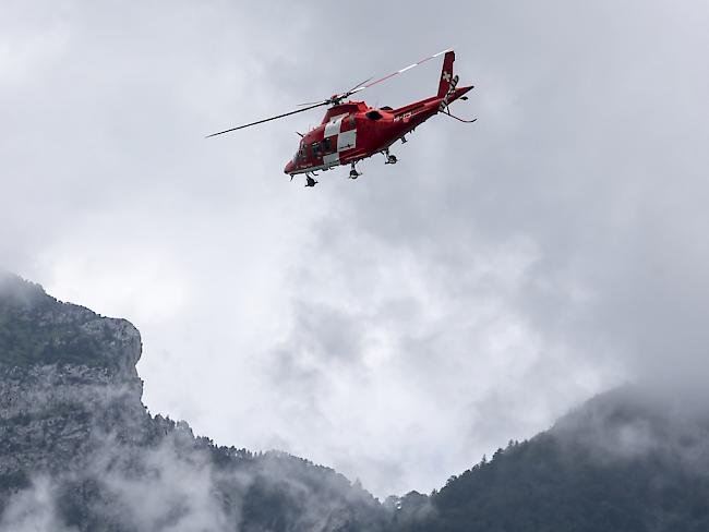 Ein Helikopter der Rega wurde für den verunglückten Skifahrer in Arosa aufgeboten. Die Rettungskräfte konnten aber nur noch den Tod des 41-Jährigen feststellen. (Symbolbild)
