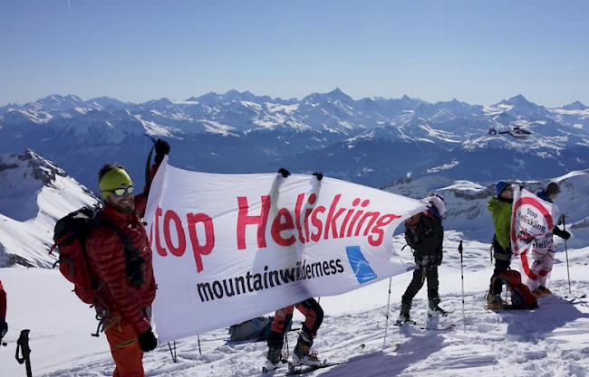 Umweltaktivisten von Mountain Wilderness demonstrierten am Sonntag beim Gebirgslandeplatz Wildhorn gegen überbordendes Heliskiing.