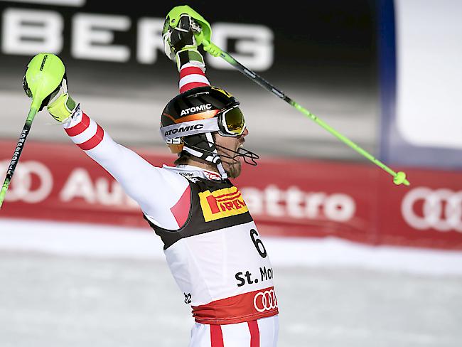 Marcel Hirscher triumphiert im Zielraum von St. Moritz