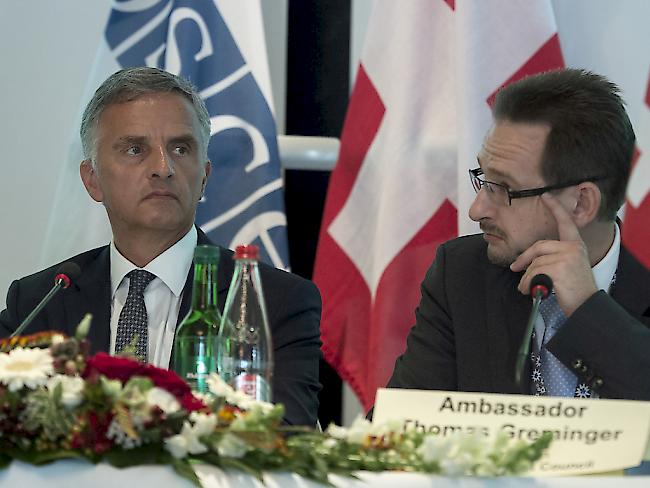 Thomas Greminger (rechts) zusammen mit Bundesrat Burkhalter an einem Anlass während des OSZE-Vorsitzes der Schweiz 2014. (Archiv)