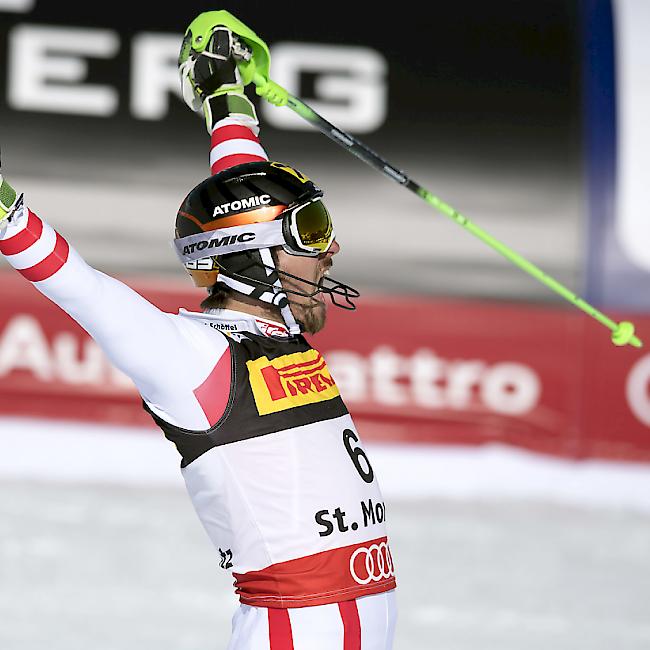 Marcel Hirscher triumphiert im Zielraum von St. Moritz