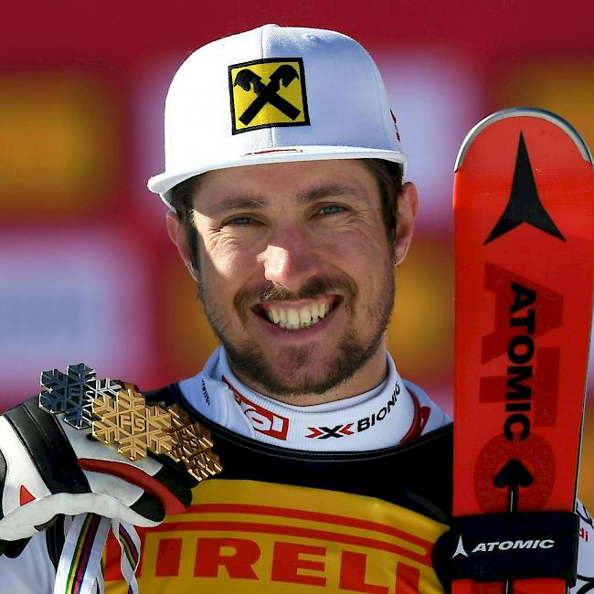 Marcel Hirscher zeigt stolz seine drei Medaillen