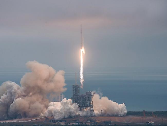 Im zweiten Anlauf gelang der Start: Die Falcon-9-Rakete ist auf dem Weg zur ISS.