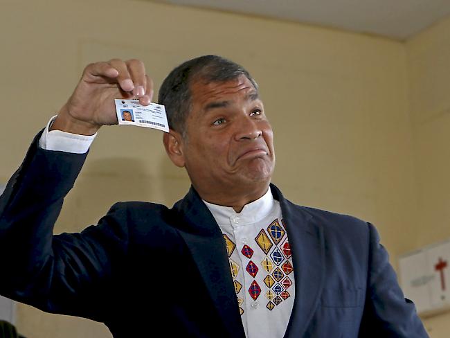 Der abtretende Präsident Ecuadors, Rafael Correa, zeigt seine Wählerzertifiktat vor seiner Stimmabgabe.