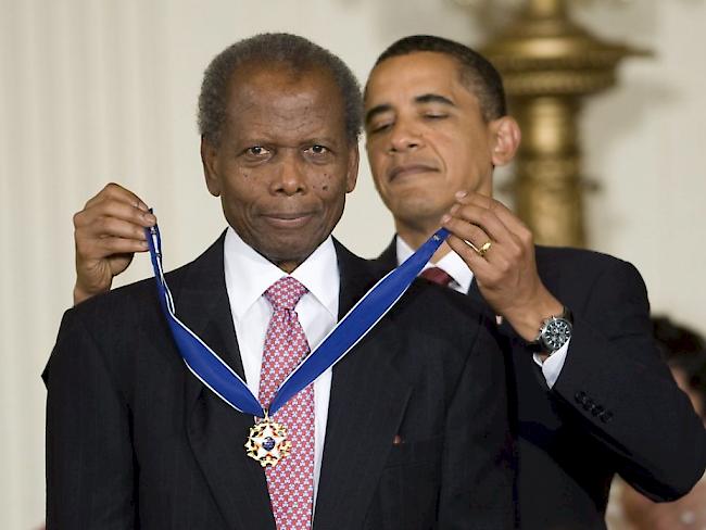 US-Präsident Barack Obama verlieh Sidney Poitier 2009 die "Presidential Medal of Freedom", die höchste zivile Auszeichnung der USA. (Archiv)