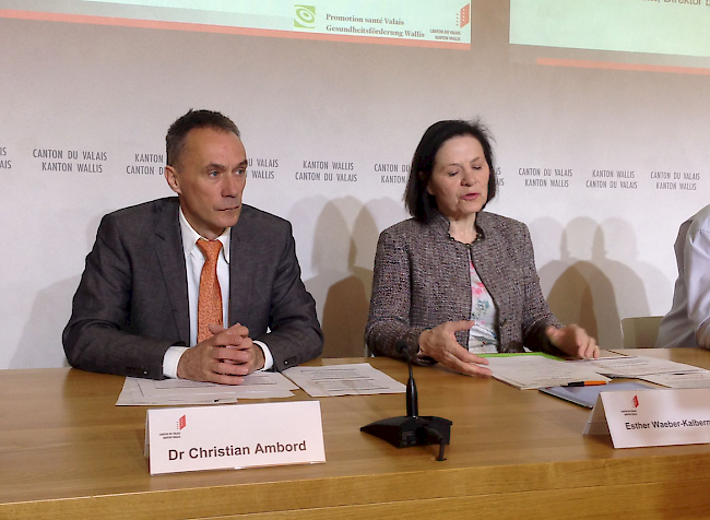 Esther Waeber-Kalbermatten mit Kantonsarzt Christian Ambord an der Pressekonferenz in Sitten.