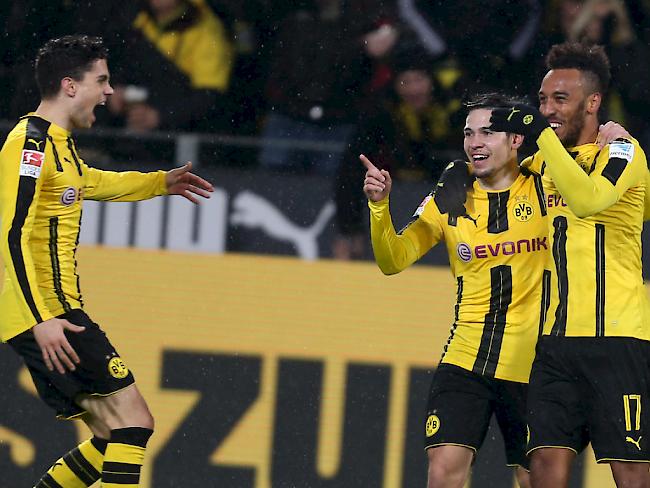 Der Dortmunder Pierre-Emerick Aubameyang (r.) jubelt über seinen Treffer zum 1:0 mit seinen Teamkameraden Raphael Guerreiro(M.) und Marc Bartra (l.). (Archiv)
