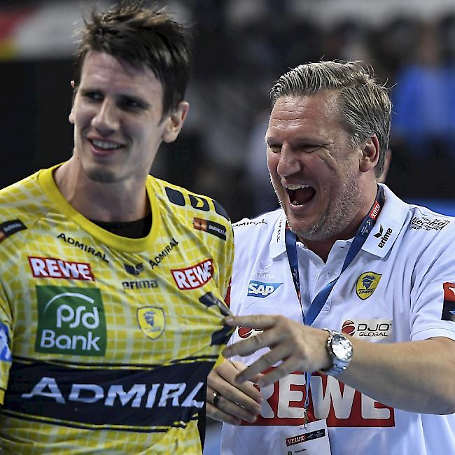 Andy Schmid wird von seinem Coach Nikolaj Jacobsen beglückwünscht