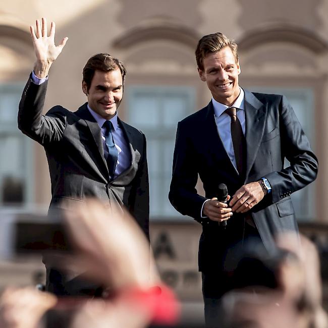 Roger Federer (links) und Tomas Berdych freuen sich auf dem Wenzelsplatz auf die Premiere des Laver Cup im September in Prag
