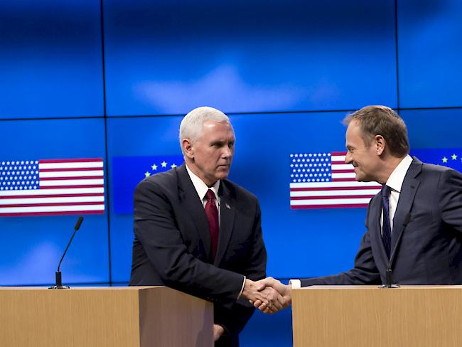 US-Vizepräsident Mike Pence (links) schüttelt EU-Ratspräsident Donald Tusk vor Journalisten die Hand: Pence sicherte der EU am Montag in Brüssel  "rückhaltlose und eindeutige Unterstützung" der Trump-Regierung zu.