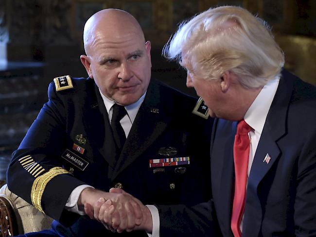 US-Präsident Trump beglückwünscht seinen neuen Nationalen Sicherheitsberater Generalleutnant McMaster (links) in seinem Resort in Florida.
