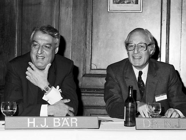 Nicolas Bär (rechts) zusammen mit seinem Cousin Hans Bär an der Bilanzmedienkonferenz 1988 der von ihm präsidierten Bank Julius Bär in Zürich. (Archivbild)