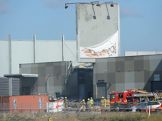 Das Einkaufszentrum in der Nähe von Melbourne war noch nicht geöffnet, als das Kleinflugzeug auf das Gebäude abstürzte. Die fünf Insassen des Flugzeuges kamen ums Leben, ansonsten kam niemand zu schaden.