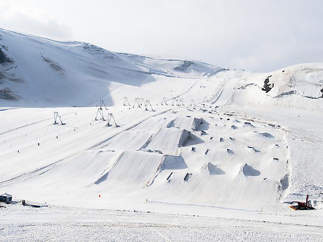 In Snowparks verunfallen jedes Jahr über 4400 Skifahrer und Snowboarder. (Archivbild)