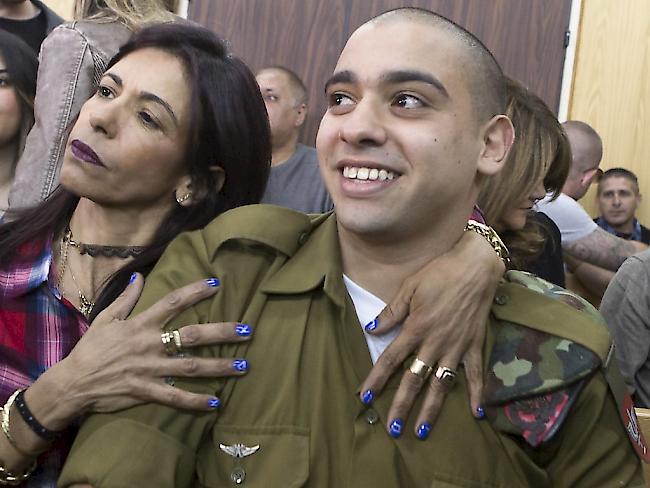 Der israelische Soldat mit seiner Mutter vor der Verkündung des Strafmasses
