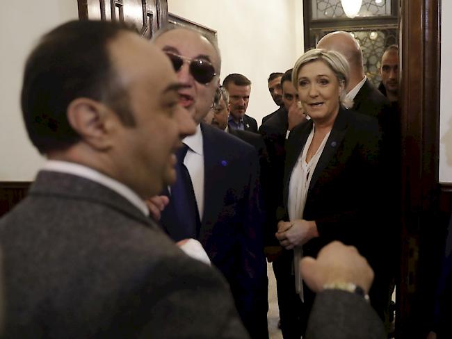 Marine Le Pen (rechts) am Dienstag am Eingang zum Dar al-Fatwa-Gebäude in Beirut, wo der Grossmufti seinen Sitz hat.