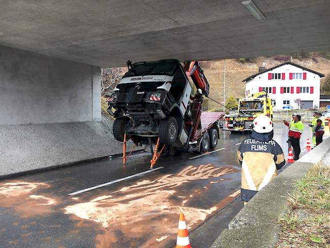 Die Brücke zu niedrig oder der Lastwagen zu hoch: der Chauffeur wurde beim Unfall mittelschwer verletzt.
