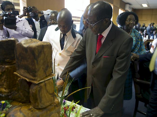 Robert Mugabe am Dienstag beim Anschneiden seiner Geburtstagstorte.