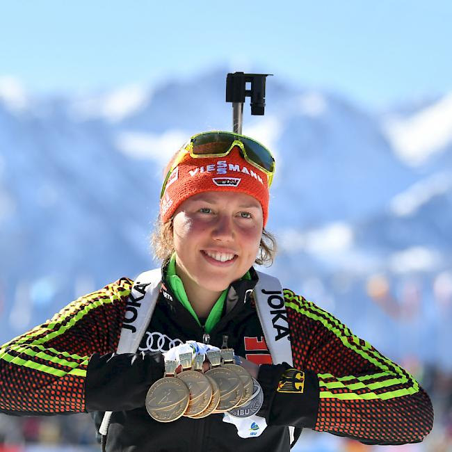 Laura Dahlmeier mit dem Medaillensegen aus Hochfilzen: 5mal Gold, 1 mal Silber.