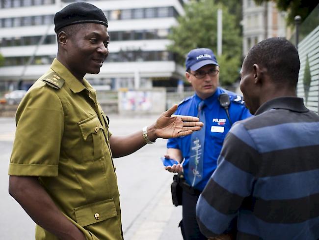 Im Rahmen der Migrationspartnerschaft mit Nigeria entstehen nicht nur Fernsehserien, um Nigerianer von der Reise nach Europa abzuhalten. Auch Polizisten tauschen sich aus, um den Drogenhandel in der Schweiz zu bekämpfen. (Archivbild)