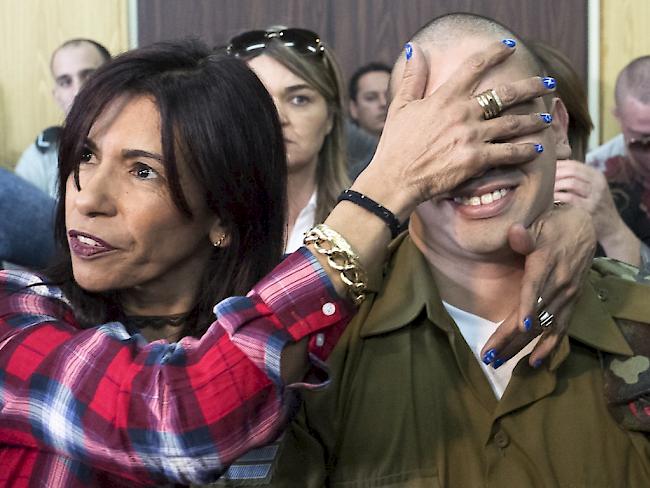 Der israelische Soldat bei Beginn der Urteilsverkündung zusammen mit seiner Mutter.