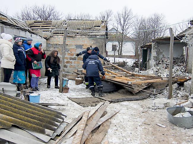Aufräumarbeiten nach Beschuss: In der Ostukraine sieht es im Moment nach Einschätzung der OSZE nicht nach Frieden aus. (Archivbild)