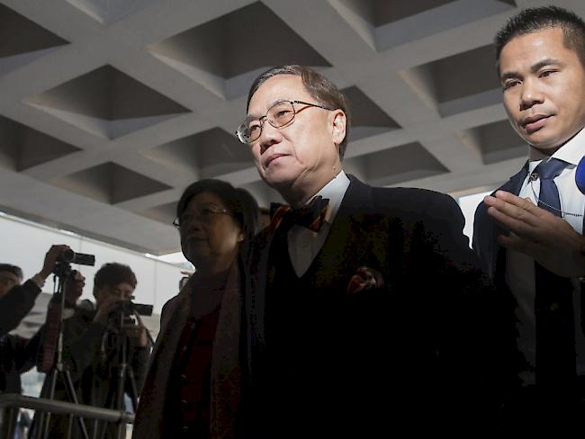 Der frühere Regierungschef Hongkongs, Donald Tsang, verlässt nach einem Verhandlungstag das Gericht. Schon am Montag war er aber in Gewahrsam genommen worden. (Archivbild)