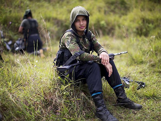 Eine junge FARC-Kämpferin (Archiv)