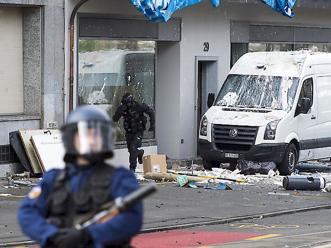 Die Lage in dem besetzten Gebäude in Bern hat sich nach Auseinandersetzungen wieder beruhigt. Die Besetzer wurden zur Einvernahme durch die Polizei abtransportiert.