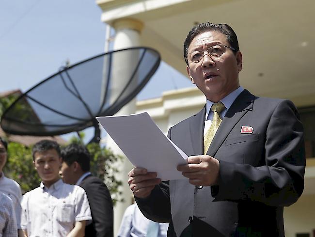 Nordkoreas Botschafter in Malaysia, Kang Chol, spricht zu den Medien über den Tod des mutmasslichen Halbbruders von Kim Jong Un.