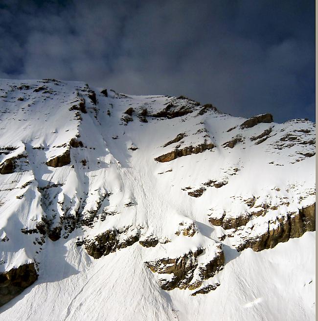 Eine Schneebrettlawine, die sich am Mittwochnachmittag am Balmhorn löste, riss einen Tourenskifahrer mit. Dieser konnte nur noch tot geborgen werden. 