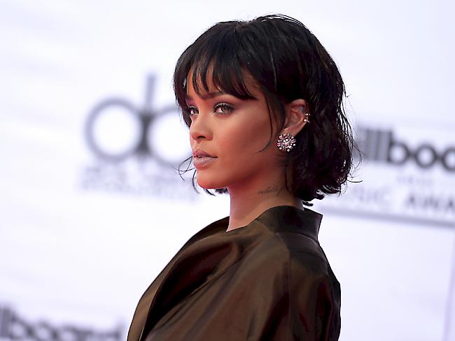 Sängerin Rihanna hat auch eine ernsthafte Seite: Sie hat mit Spenden eine Klinik aufgebaut und fördert Studenten aus der Karibik. Dafür wird sie nun mit einem Menschlichkeitspreis ausgezeichnet. (Archivbild)