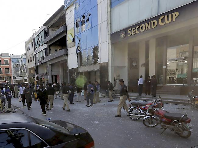 Pakistanische Sicherheitskräfte am Ort der Explosion in einem schicken Stadtteil der ostpakistanischen Stadt Lahore.