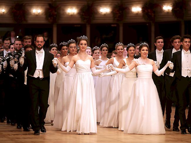 Das Jungdamen- und das Jungherrenkomitee aufgenommen während der Eröffnung des 61. Wiener Opernballs am Donnerstagabend in der Staatsoper der österreichischen Hauptstadt.