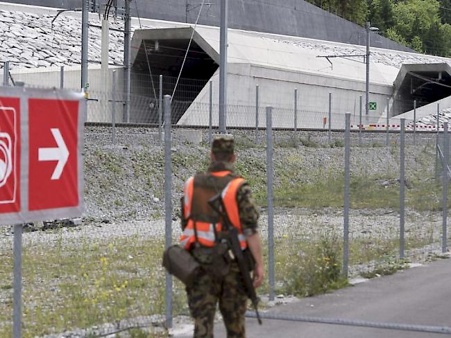 Unter anderem wegen der Eröffnungsfeier des Gotthard-Basistunnels kamen im letzten Jahr leicht mehr Diensttage für Sicherheitseinsätze zusammen. (Archivbild)