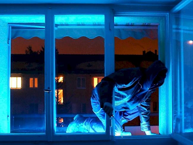 Am Freitagabend ist im Aargau eine 74-jährige Frau aus einem Fenster im ersten Obergeschoss ihres Einfamilienhauses gestürzt, als sie sich offenbar vor Einbrechern in Sicherheit bringen wollte. (Symbolbild)
