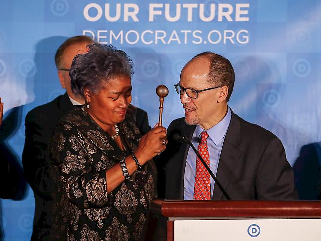 Stabsübergabe bei den US-Demokraten: Interim-Parteichefin Donna Brazile übergibt ihrem Nachfolger Tom Perez den Sitzungshammer.