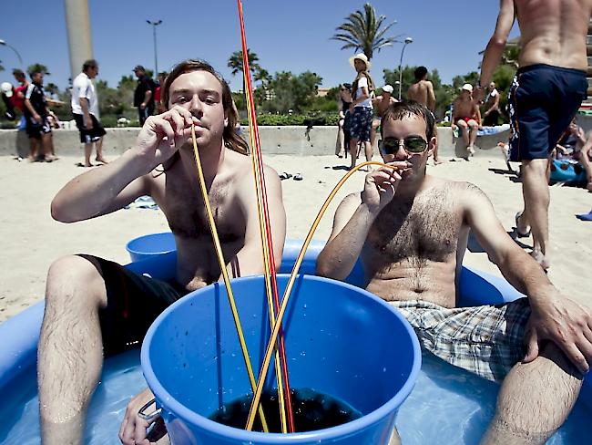 Deutsche Touristen am Strand auf Mallorca: Der berühmte Party-Kiosk "Ballermann 6" an der Playa de Palma wurde umgetauft. (Archivbild)