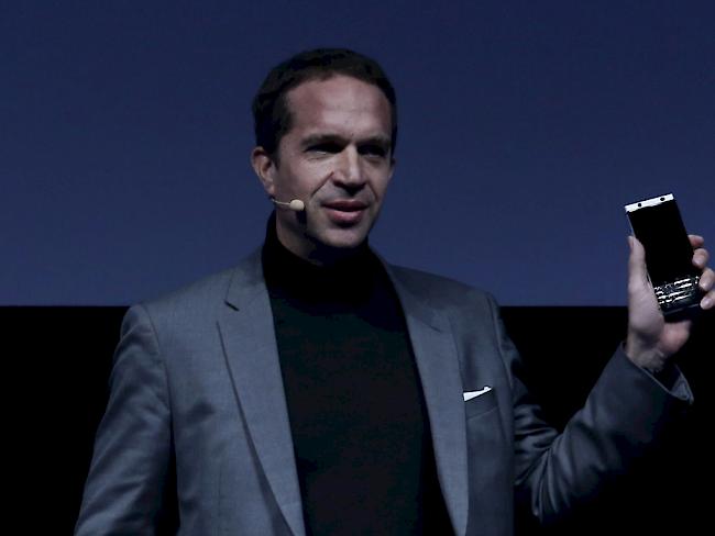TCL-CEO Nicolas Zibell präsentiert das neue Blackberry-Telefon "KEYone".