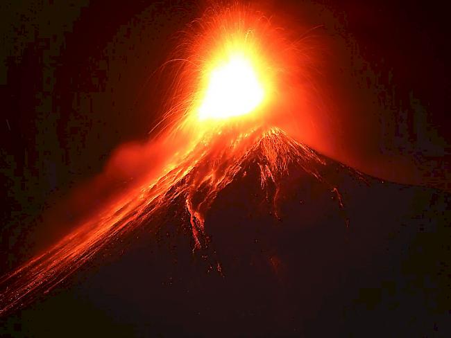 Guatemalas Vulkan Fuego bei einem Ausbruch vor einem Monat