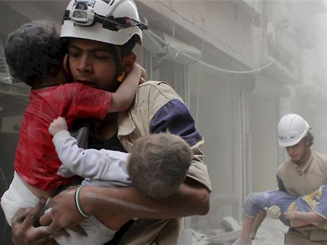 Szene aus der Kurz-Doku "The White Helmets", die für einen Oscar nominiert ist. Zwei Syrer, die daran mitgewirkt haben, stornierten in letzter Minute ihre Flüge in die USA. Es ist unklar, ob aus freiem Willen oder gezwungenermassen. (Handout)