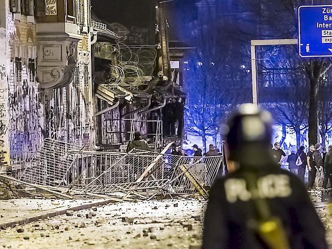 Nachdem die Polizei einen Demonstrationszug in die Innenstadt verhindert hatte, kam es am Samstagabend bei der Berner Reitschule zu heftigen Ausschreitungen.