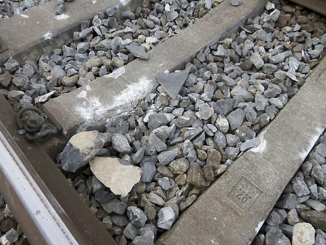 Der Stein verursachte bei der Durchfahrt eines Zuges an der Lokomotive und am Gleis grösseren Sachschaden.